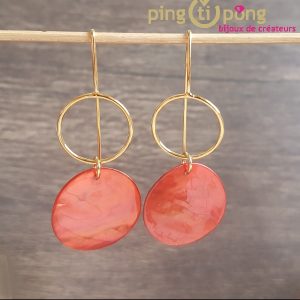 Boucles d&rsquo;oreilles pendantes en or et nacre orange La Petite Sardine