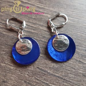 Boucles pendantes en nacre bleu électrique et métal martelé La Petite Sardine