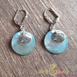 Boucles argent vieilli et nacre bleu ciel LA PETITE SARDINE