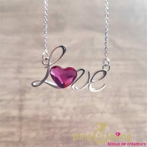 Collier LOVE avec un coeur en Swarovski rose saphir de SPARK en argent rhodié.