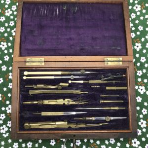 Joli coffret anciens compas laiton