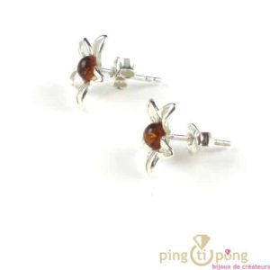 Bijoux originaux : boucles d&rsquo;oreilles fleur en argent et ambre de Balticambre