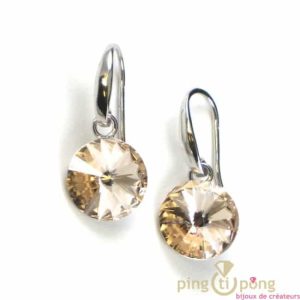 Boucles d&rsquo;oreilles pendantes rondes « Bonbon » en argent et cristal de Swarovski Champagne. SPARK