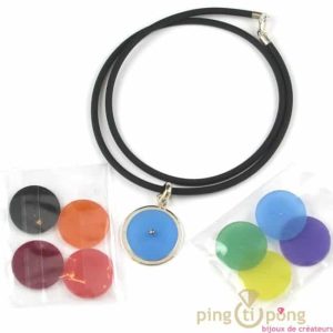 Collier original ROUGE METAL en argent et silicone forme « bouton » livré en 8 couleurs