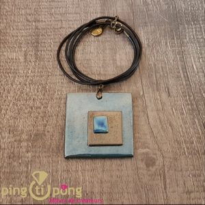 Collier triple carrés en céramique émaillée bleu métallisé de C. ALLOING