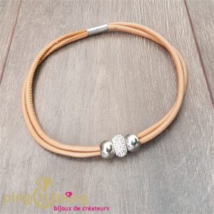 Collier ras de cou dessus cuir, perles argentées et strass